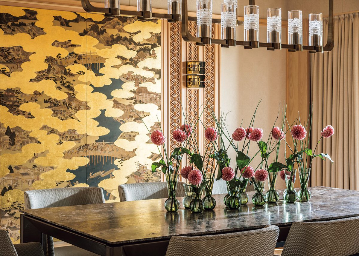 「フォーシーズンズホテルレジデンス京都」花で飾られたテーブル