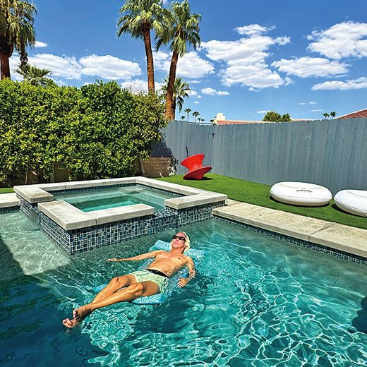 プールに浮かぶ福田淳氏