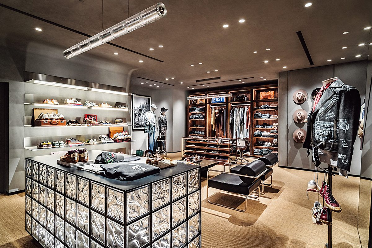 「ゴールデングース」2階