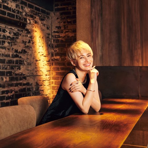 「The SG Club 参階 - Sangai」のカウンターに座るホラン千秋さん