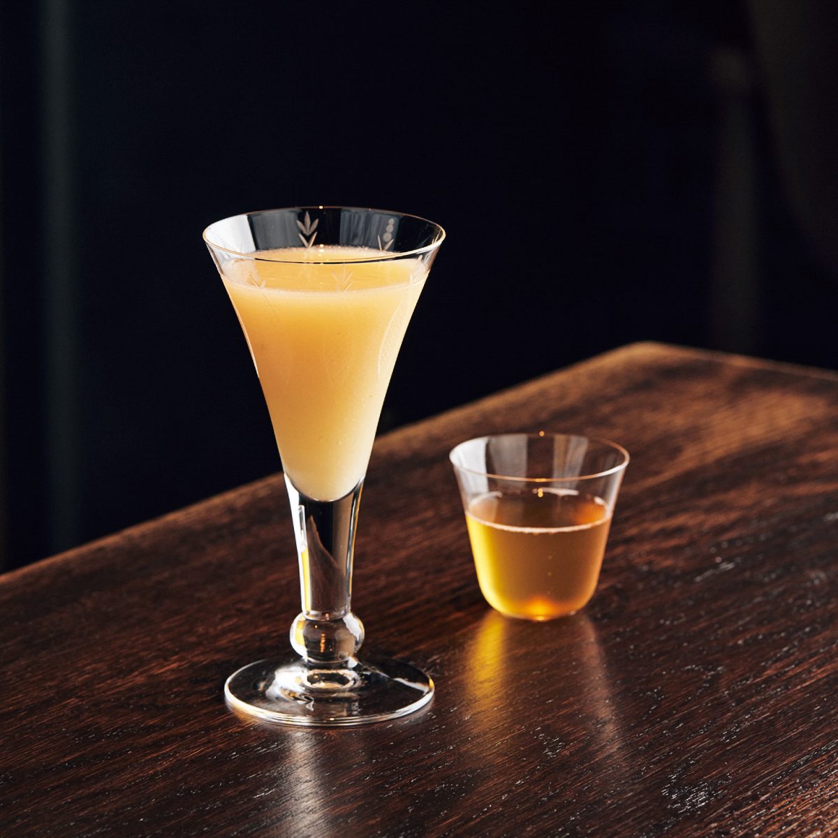 桃とウイスキー「白州」のカクテル