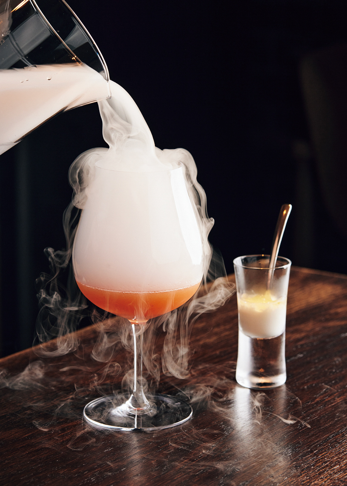 「紀土」をベースに、梅酒とフレッシュなプラム、鰹節のラムのカクテル