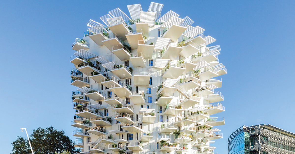 バルコニーが枝のように突き出た、フランスの名建築レジデンス