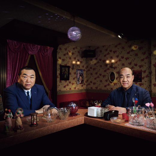 カウンターに座る見城徹と西村誠司氏