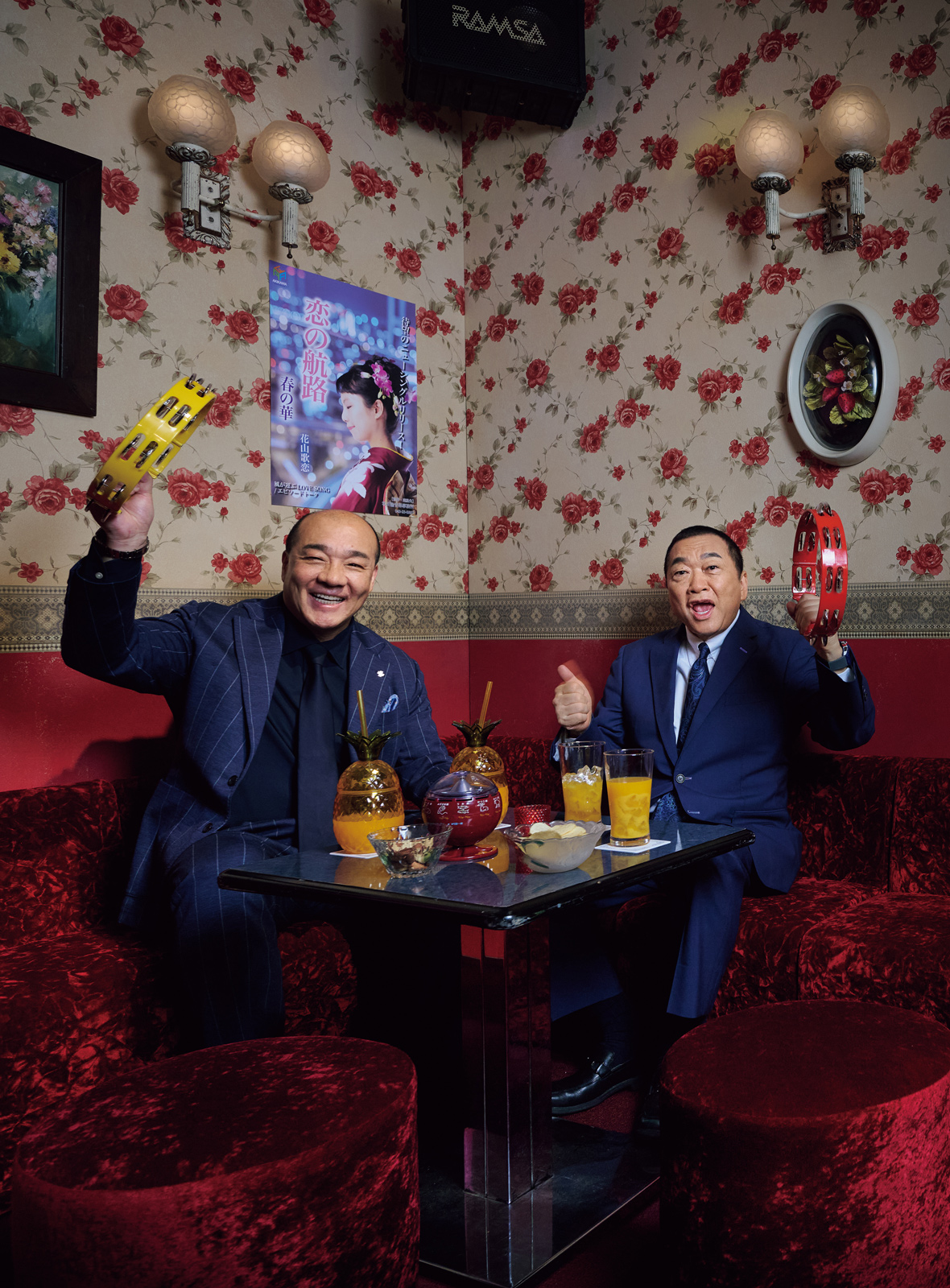 スナックではしゃぐ見城徹と西村誠司氏