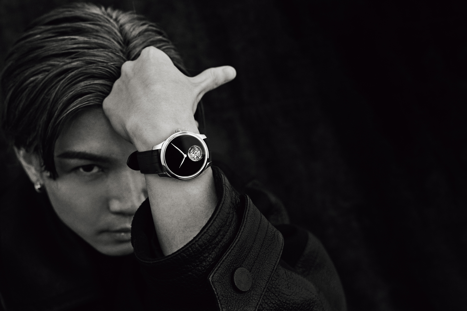 H.モーザー「エンデバー・トゥールビヨン コンセプト ベンタブラック®」を身につける岩田剛典さん