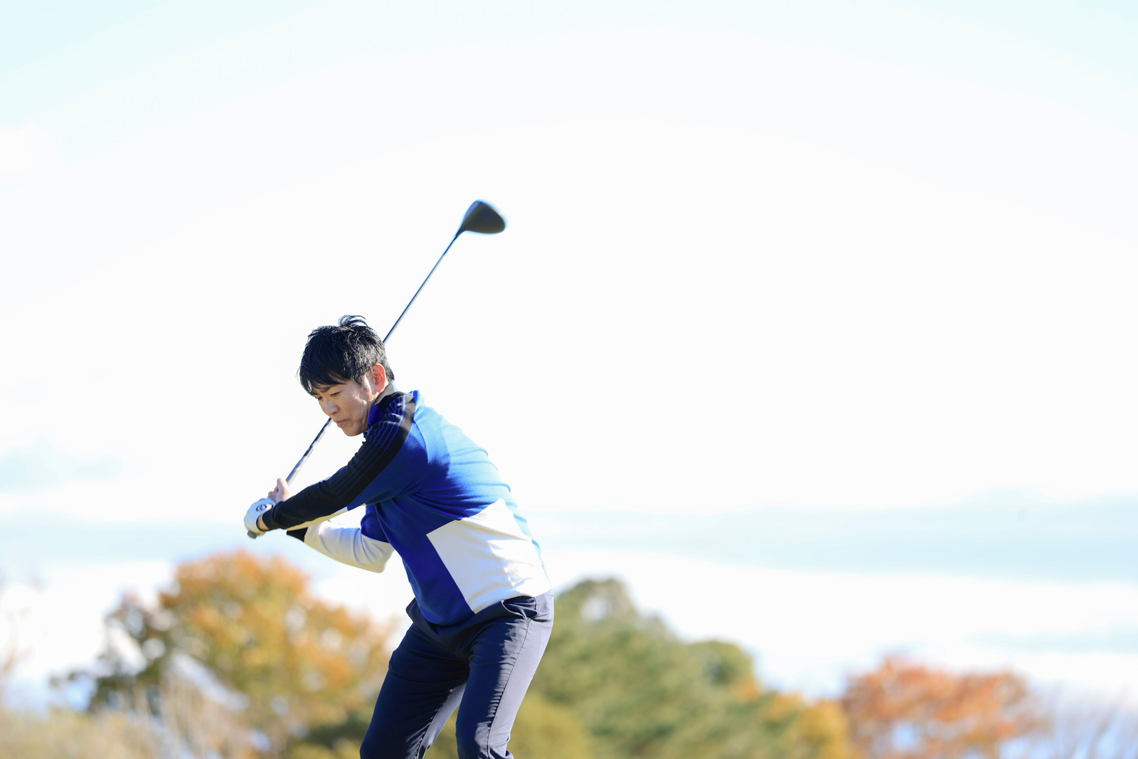 吉田洋一郎の最新ゴルフレッスン／姿勢をまっすぐ保つ、頭を動かさない、体重を右に残す…それでも「体が突っ込む」が改善しない本当の原因を徹底解説