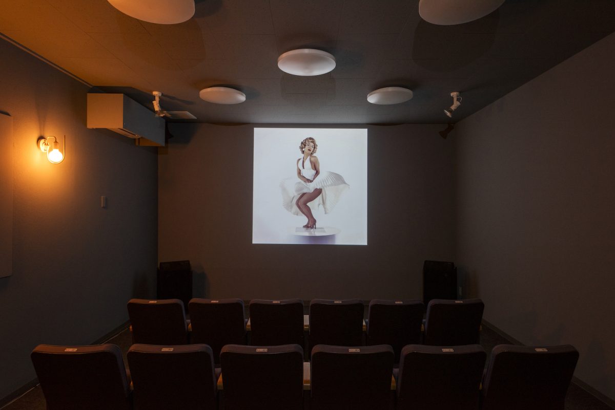 「森村泰昌 活動40周年記念展 勝手にしやがれ」展示風景
映像の展示もある。