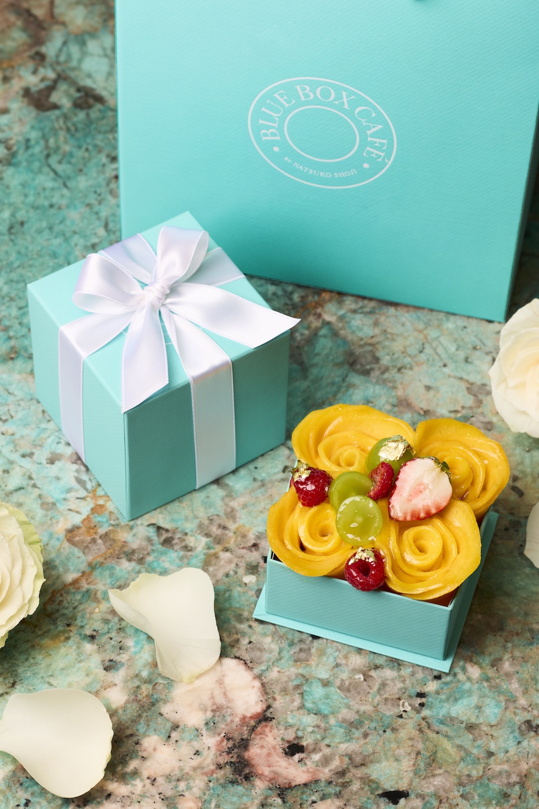 ブルー ボックス ケーキ
ティファニーの精緻なジュエリー制作を彷彿とさせる庄司氏のテクニックで美しく花咲くタルト。テイクアウト限定、予約制。