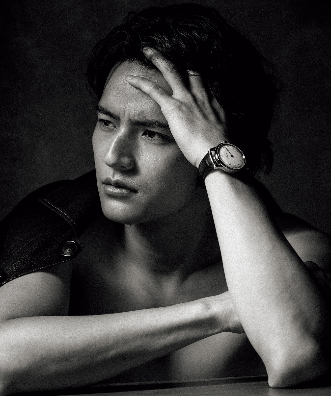 ブレゲ「クラシック スースクリプション 2025」を身につける水上恒司氏