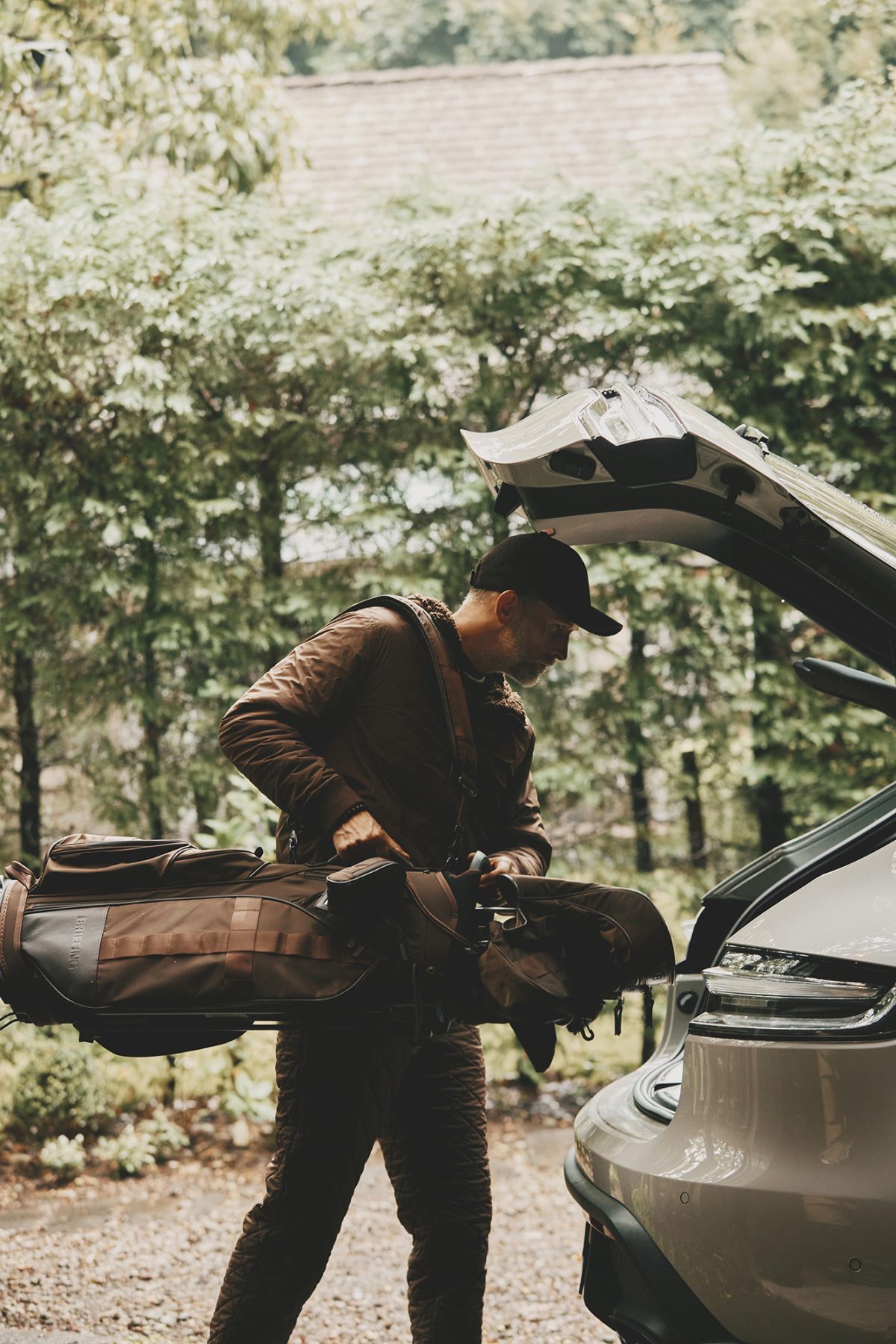 ブリーフィング ゴルフ、新開発レザーの限定キャディバッグ「CR-4」登場