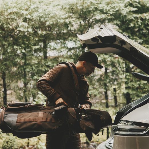 ブリーフィング ゴルフ、新開発レザーの限定キャディバッグ「CR-4」登場