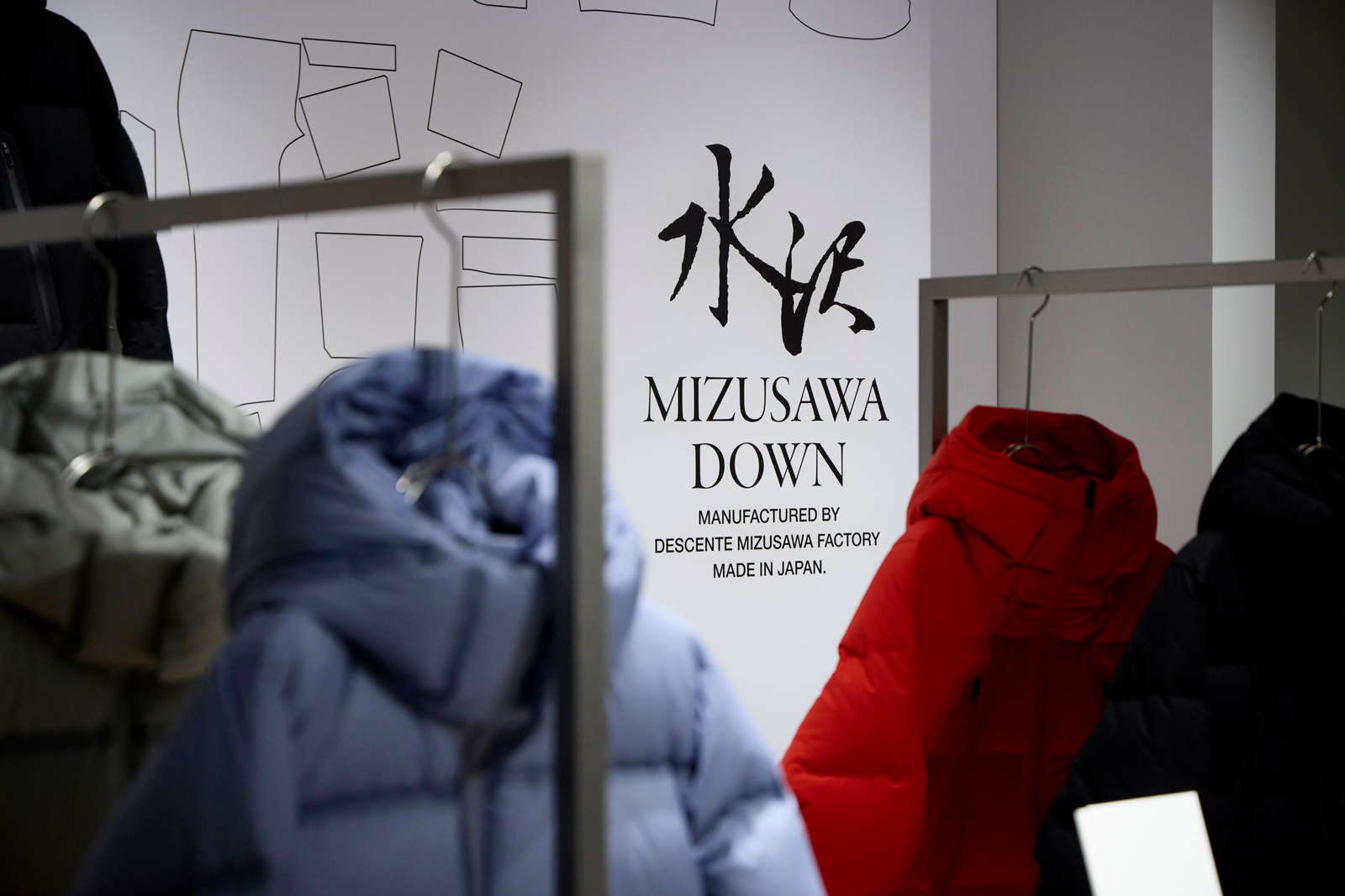 2026年国際大会モデルのスキ－ウェアも発表。神戸「デサント」新店で