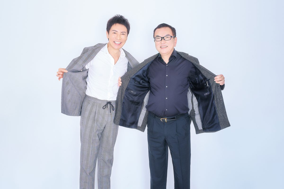 ジャケットを広げる郷ひろみ氏と和田秀樹氏