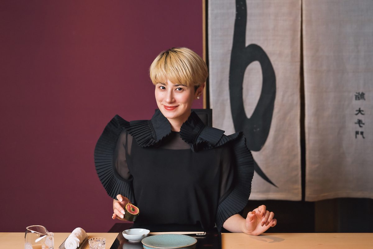 「鮨 大手門」を愉しむホラン千秋さん