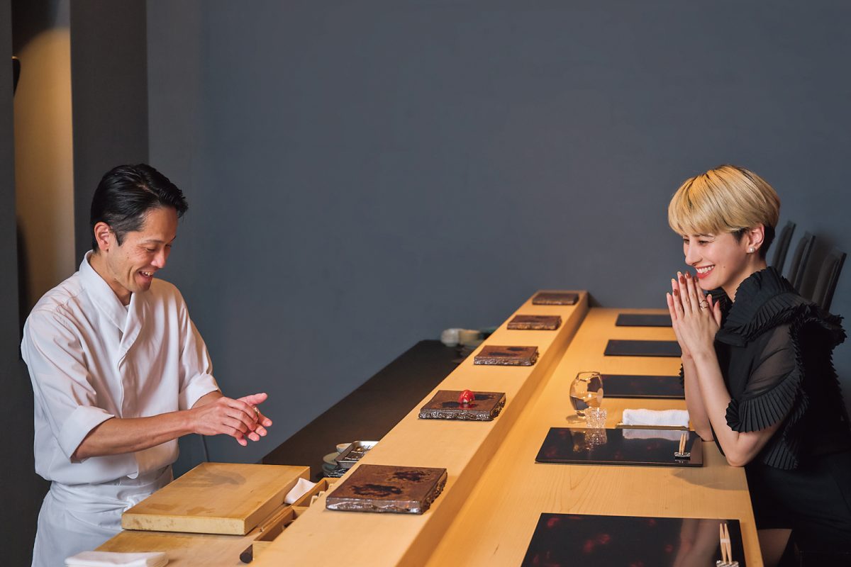 「鮨 大手門」の鮨を待つホラン千秋さん