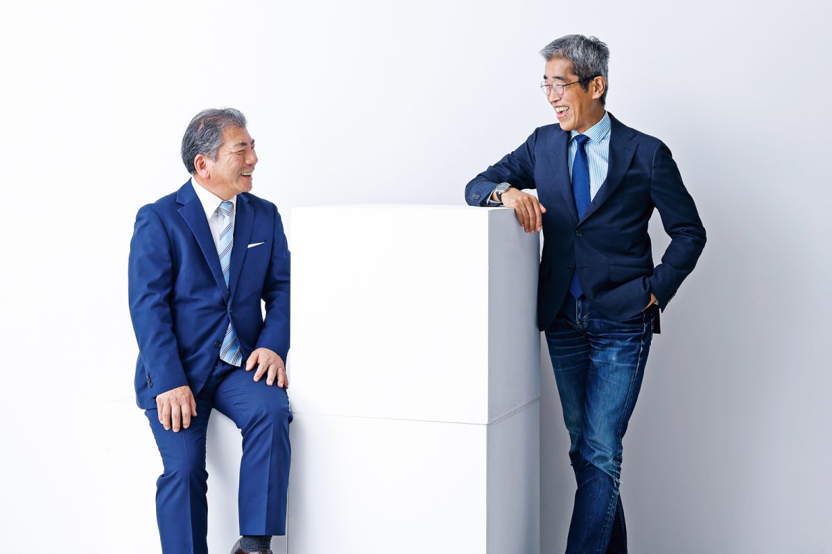 談笑する小城哲郎氏と岸博幸氏