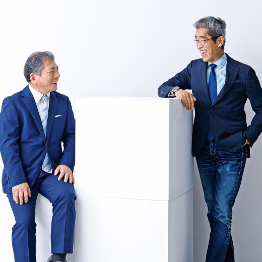 談笑する小城哲郎氏と岸博幸氏