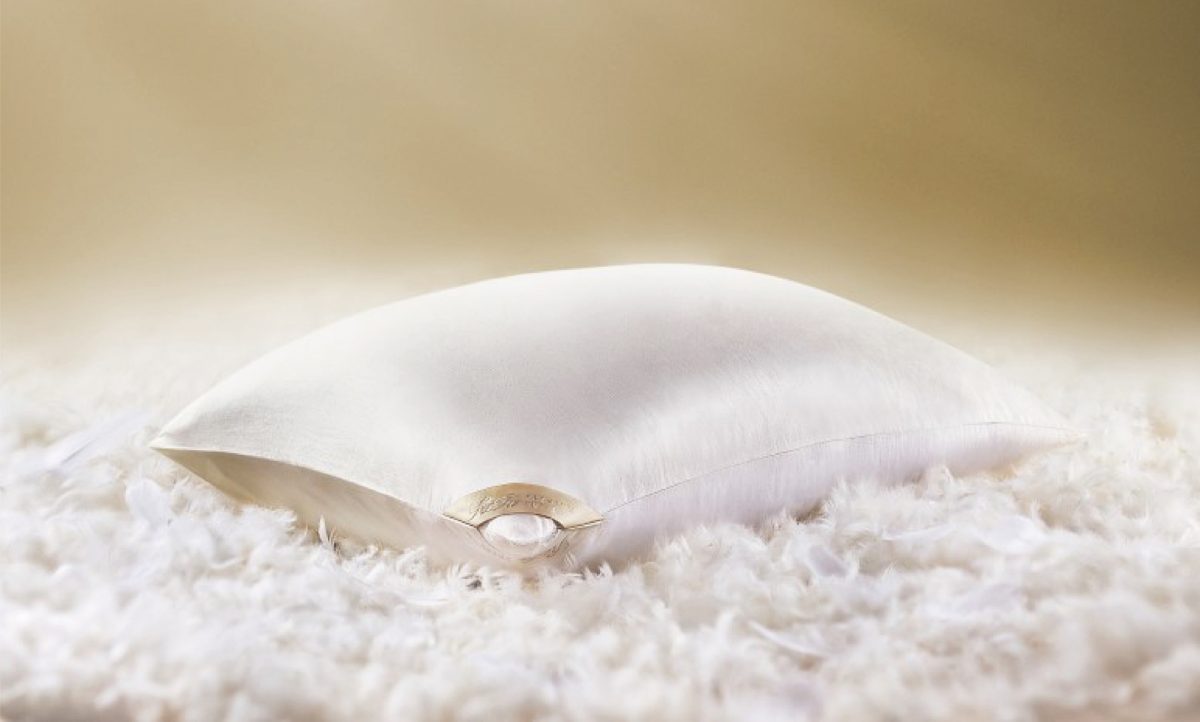 ReFa「VITALPILLOW」。 肌と髪を美しく導く最高級の羽毛を使用した枕