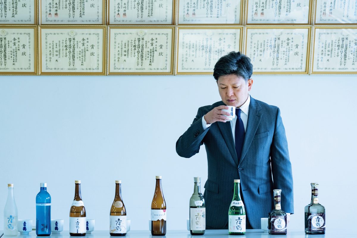 日本酒をテイスティングする廣松慶久氏