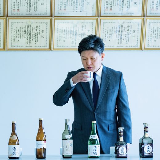 日本酒をテイスティングする廣松慶久氏