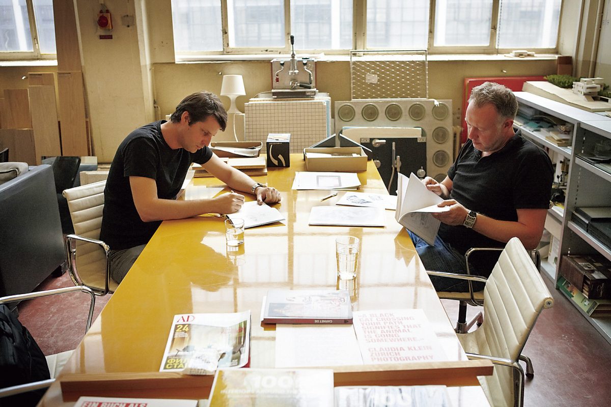 時計師のフェリックス・バウムガルトナー（左）とデザイナーのマーティン・フレイ（右）