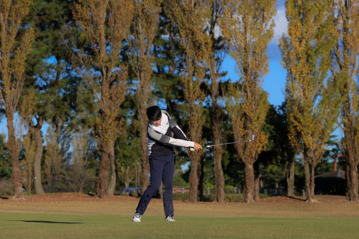 吉田洋一郎の最新ゴルフレッスン／フォロースルーでクラブが内側に入る原因とは？左肩を残してスライスを防ぐ練習法