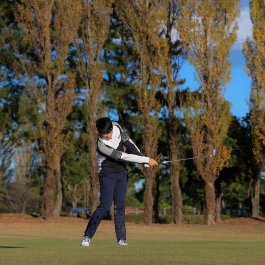 吉田洋一郎の最新ゴルフレッスン／フォロースルーでクラブが内側に入る原因とは？左肩を残してスライスを防ぐ練習法