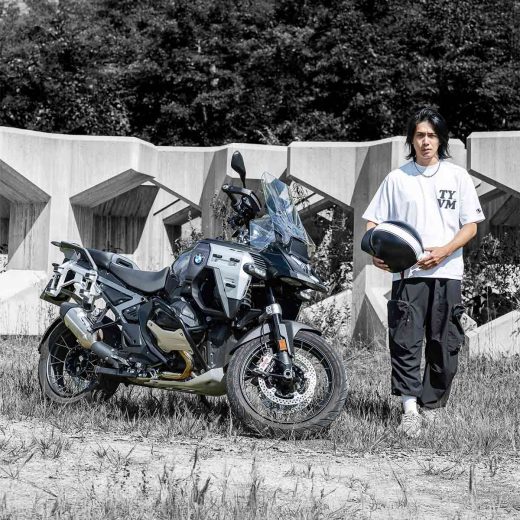 元暴走族総長の落語家・瀧川鯉斗が試乗！ BMW R 1300 GSアドベンチャー“AT仕様”――「自分で操るみたいにギアが入る」