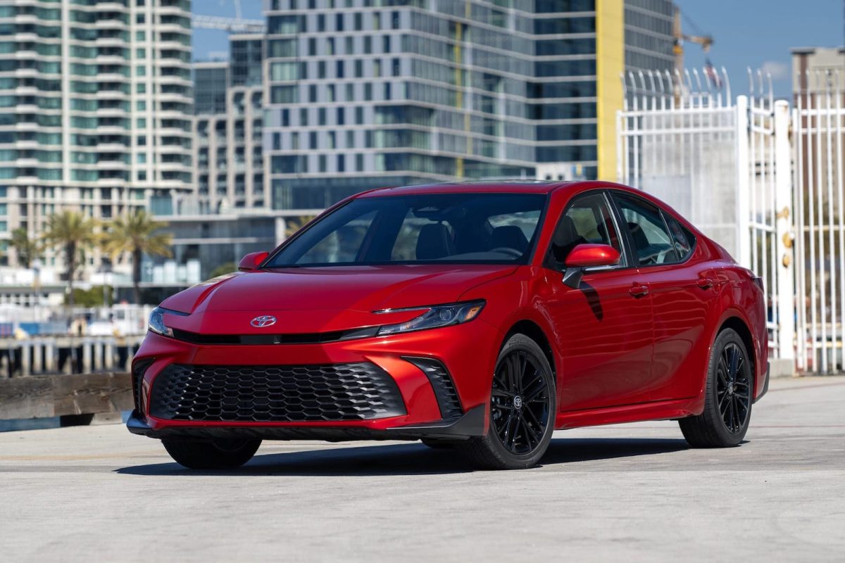 アメリカ市場において、長年にわたって高い販売実績を誇るトヨタ・カムリ。2024年のアメリカ市場における新車販売台数ランキングでも8位に入っている。