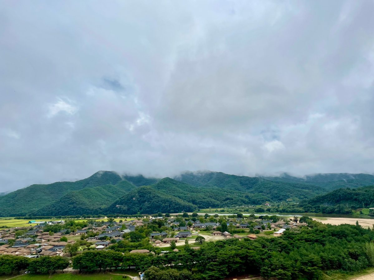 高台の芙蓉台(プヨンデ)から望む河回(ハフェ)村