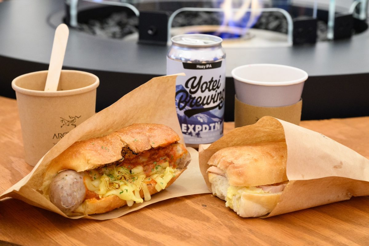 「ARC’TERYX NISEKO HUT」に併設されたキッチンカーでは、ホットサンドや地元ブリュワリーのクラフトビールなどを用意。