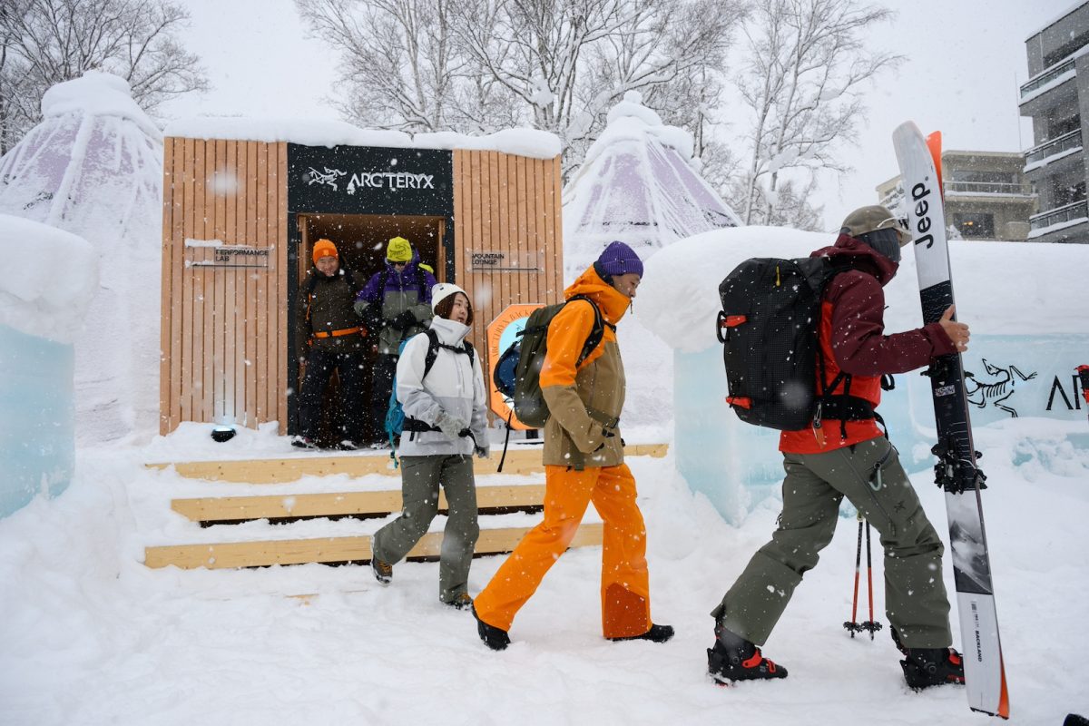 「ARC’TERYX NISEKO HUT」で雪山へ向かう準備を整え、仲間たちとともに出発。