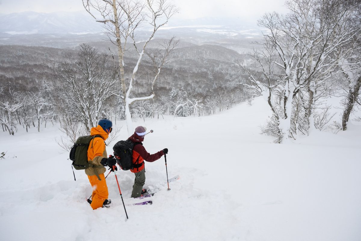 バックカントリーは雪崩などの危険もつきもの。そのため、風向き、地形、雪の状態などあらゆる状況を把握する必要がある。だからこそ、経験豊富なガイドの存在は心強い。