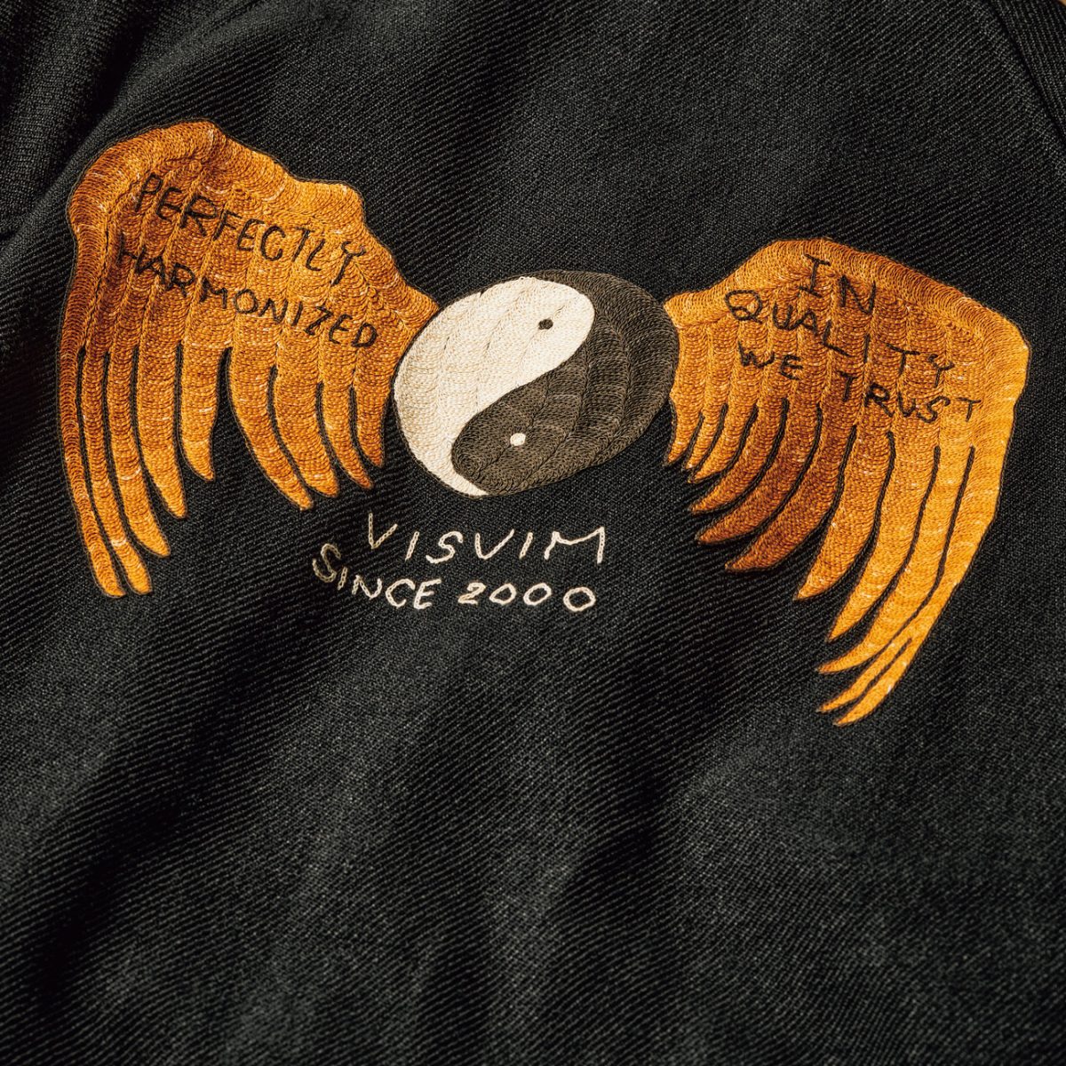 糸のアート“ハンドル刺繍”を施した、ビズビムのブルゾン