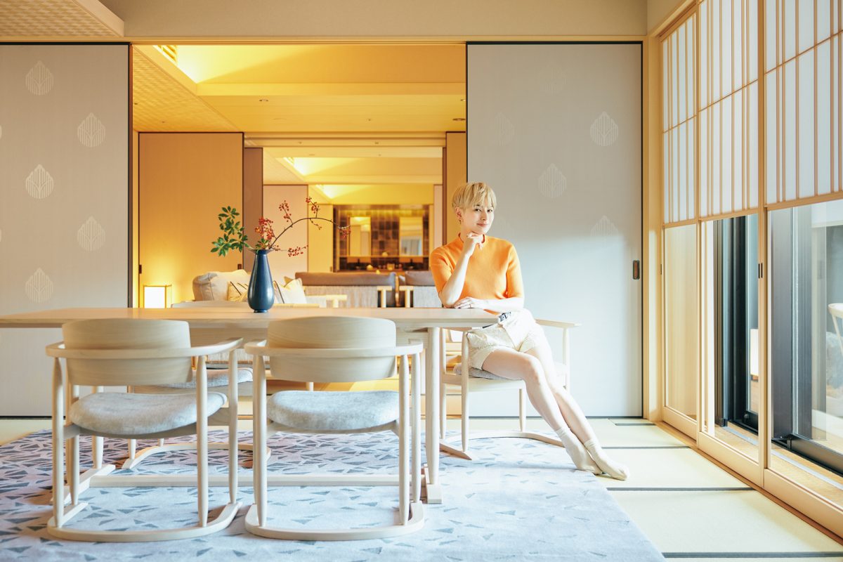 「ふふ 東京 銀座」の部屋で寛ぐホラン千秋さん