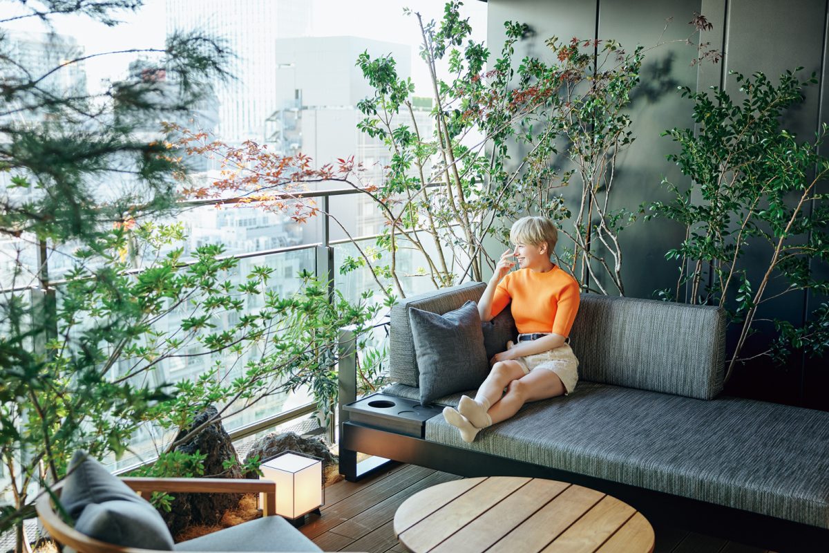 「ふふ 東京 銀座」のバルコニーで寛ぐホラン千秋さん