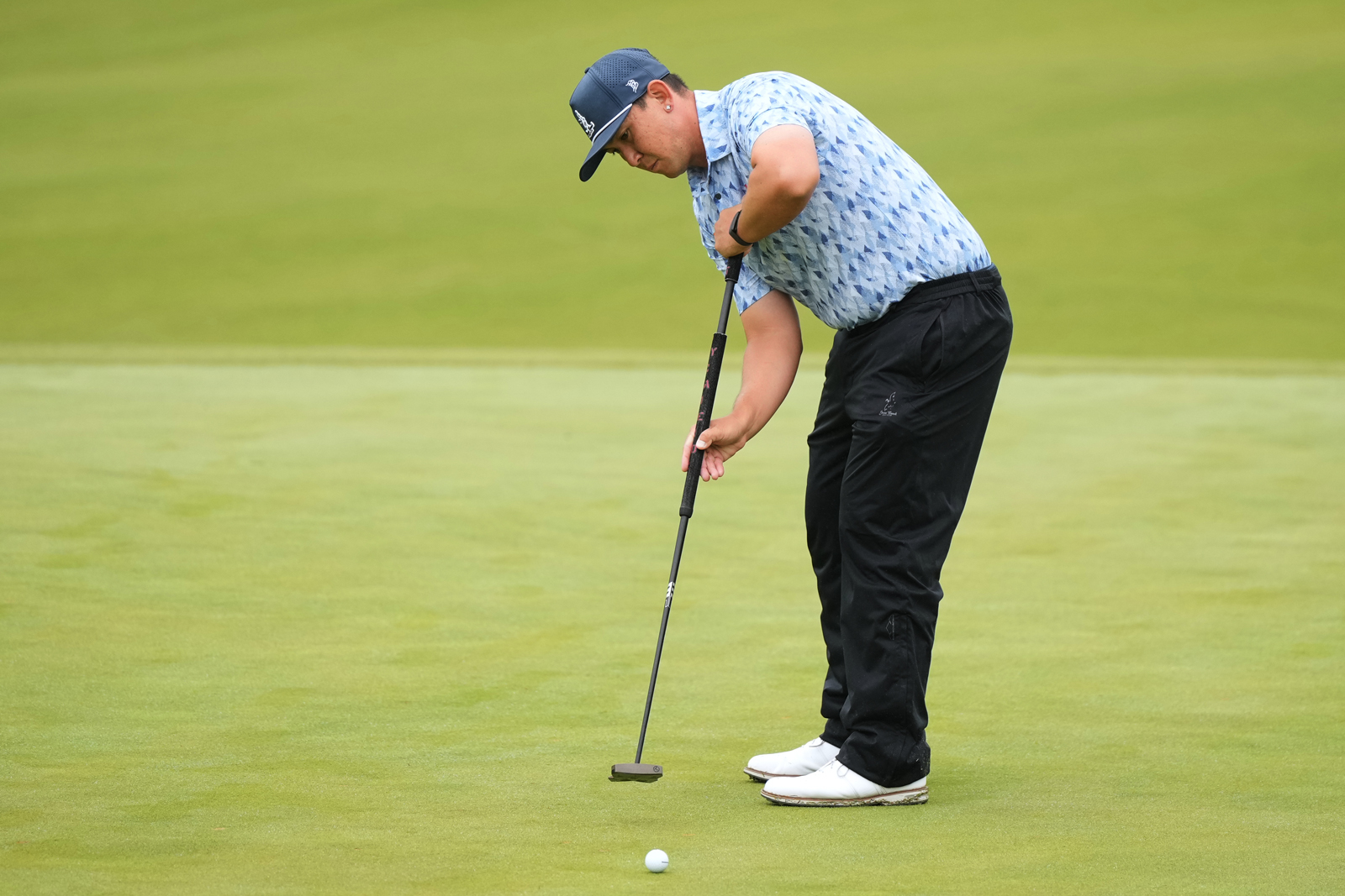 世界のトッププロに人気の長尺パター…を持ってなくても、同じ安定感を