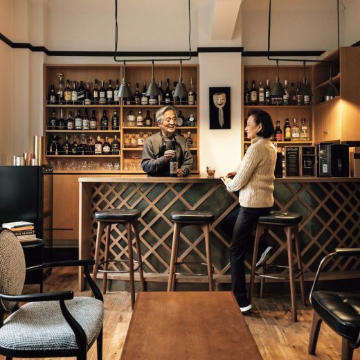 バーカウンターに立つ開化堂会長・八木聖二氏