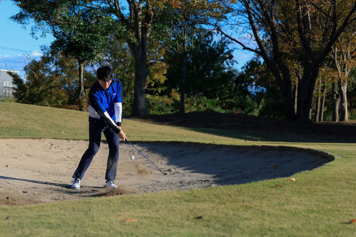 吉田洋一郎の最新ゴルフレッスン／バンカーから出ない原因は「打ち込め」という誤解だった。脱出率を劇的に上げる正しい打ち方と練習法