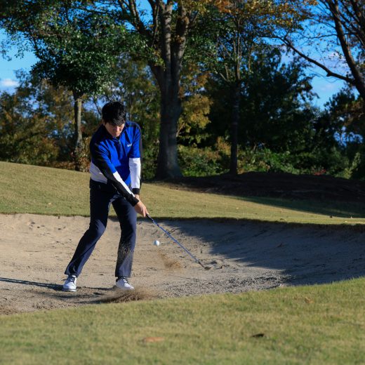 吉田洋一郎の最新ゴルフレッスン／バンカーから出ない原因は「打ち込め」という誤解だった。脱出率を劇的に上げる正しい打ち方と練習法