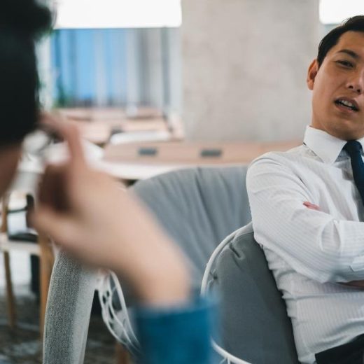 なぜ裏表の激しい人ほど、上司に可愛がられる？ 陰口を言う人が評価される理由