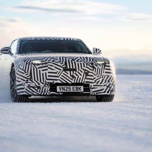 新生ジャガーの市販モデルを北極圏で発見！