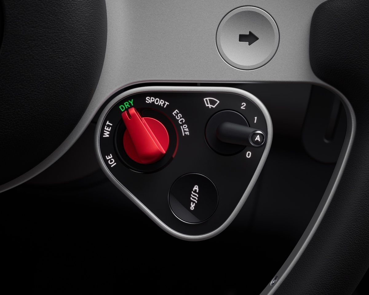 ステアリングホイールのスポーク部のダイヤル、スイッチは、機械的フィードバックと音のフィードバックが調和するように評価テストを重ねたという。