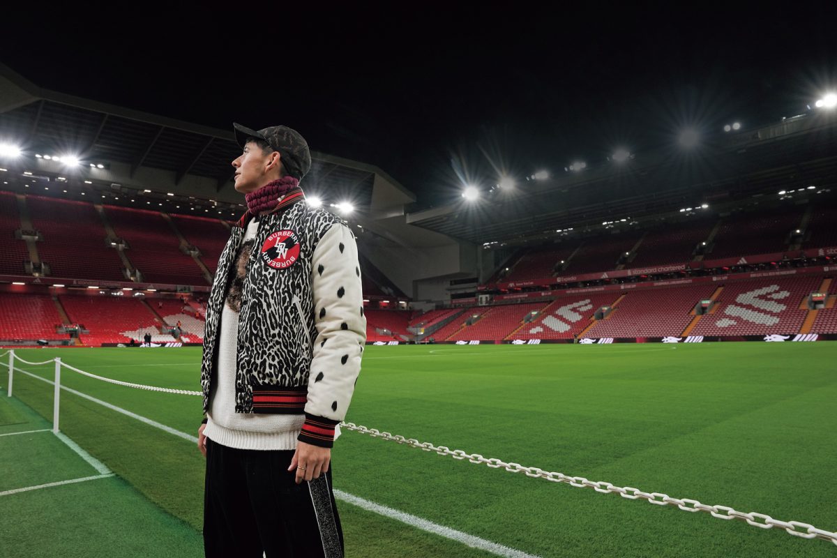 アンフィールドに立つハリー杉山氏