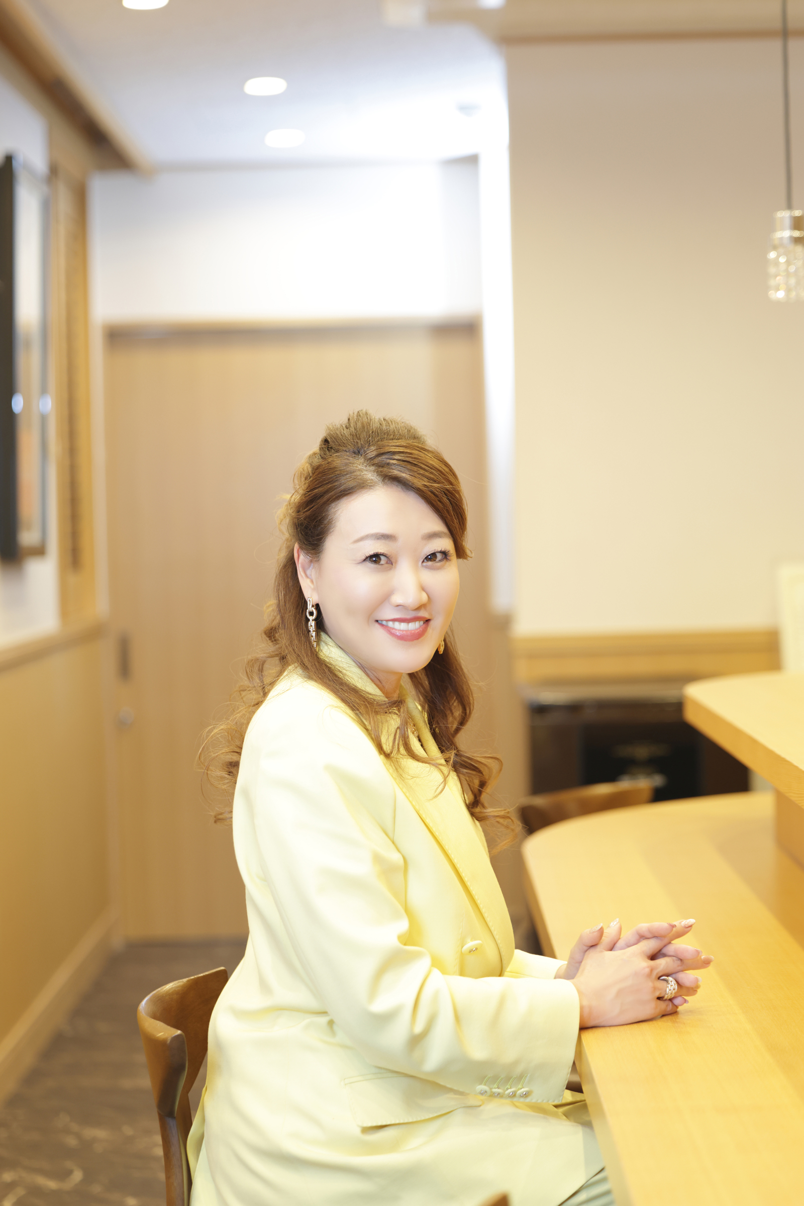 六星占術・細木数子の後継ぎ、細木かおりとは。母の素顔を語る | GOETHE