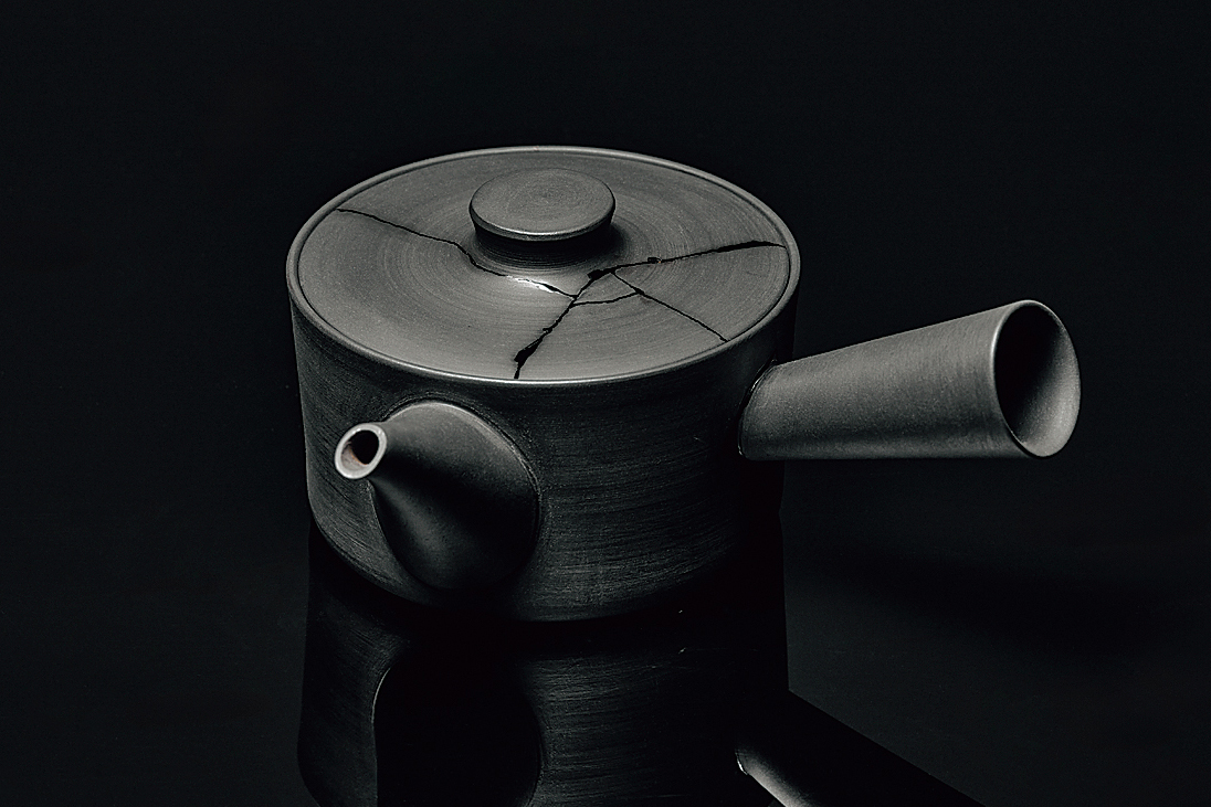 金継ぎを施した急須