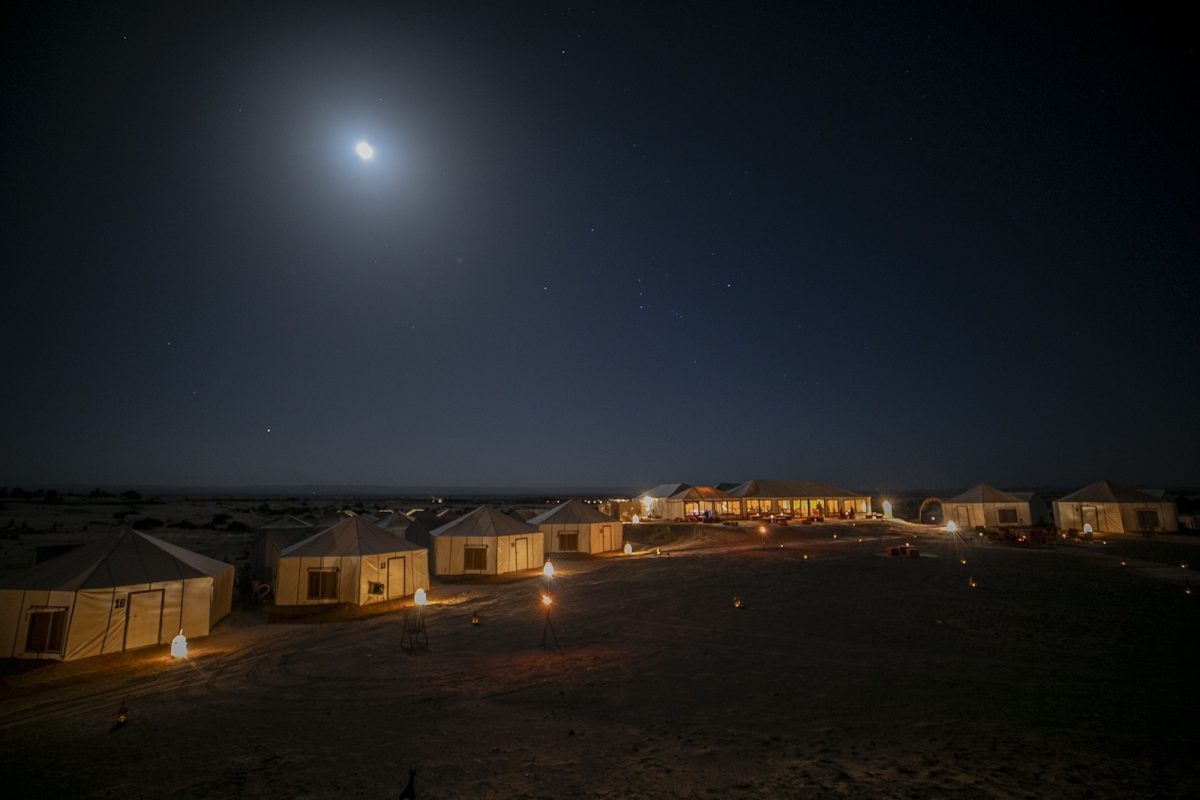 メルズーガ砂丘に設営されたラグジュアリーキャンプ。