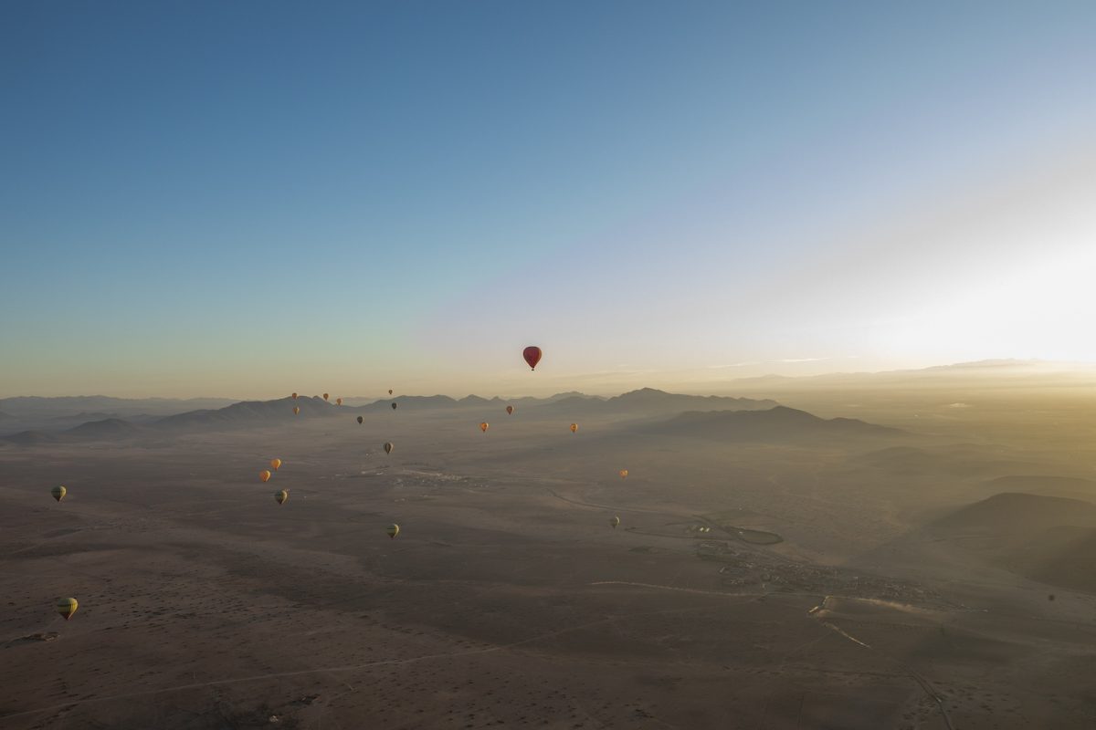 夜明け前、マラケシュ郊外の荒野から複数の気球が浮上する。飛行時間はおよそ1時間。高度や進路は当日の状況に委ねられ、景色は刻々と表情を変える。
