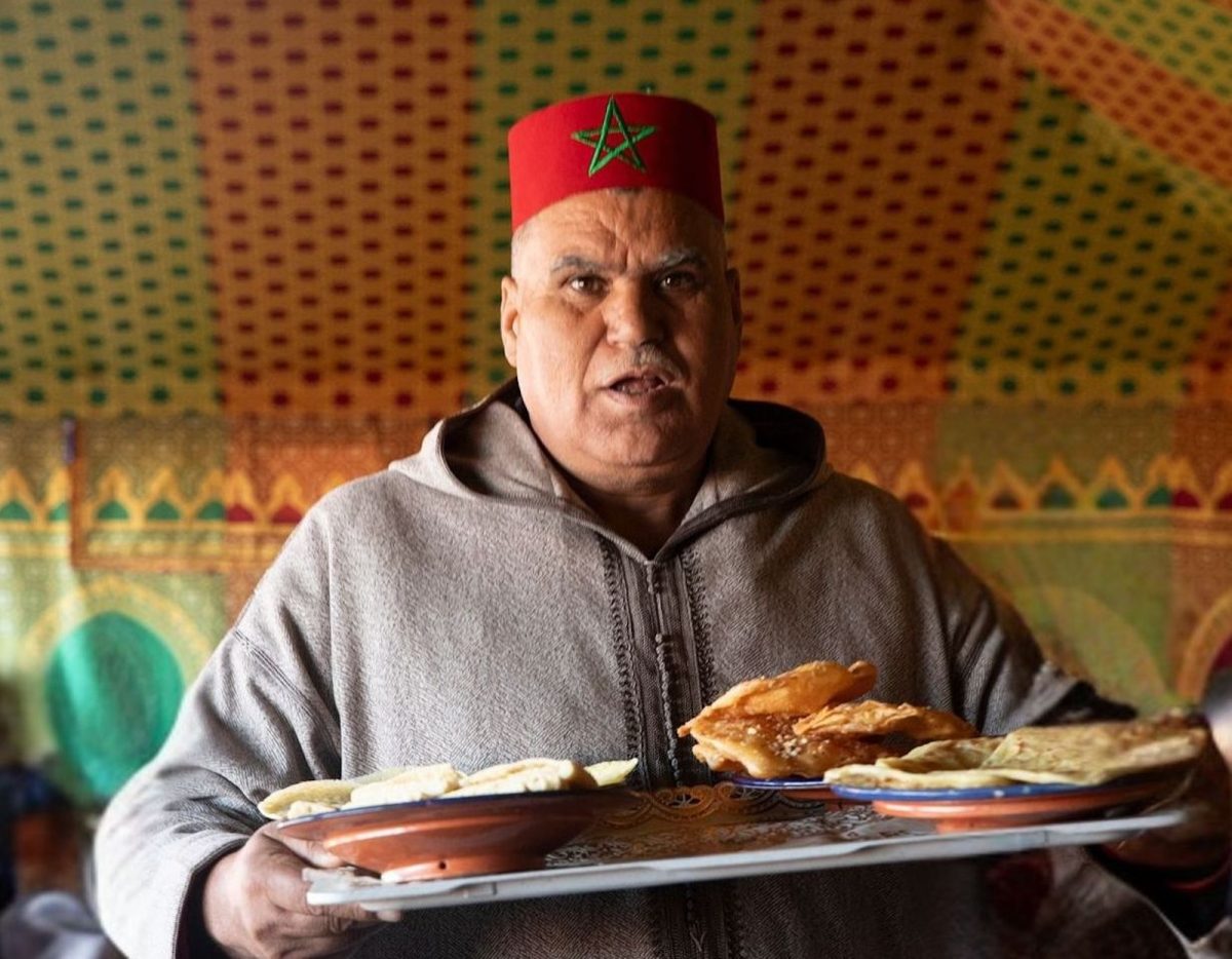 気球の着地後には、甘いミントティーと軽食が振る舞われる。フライト後のひとときを静かに過ごす。